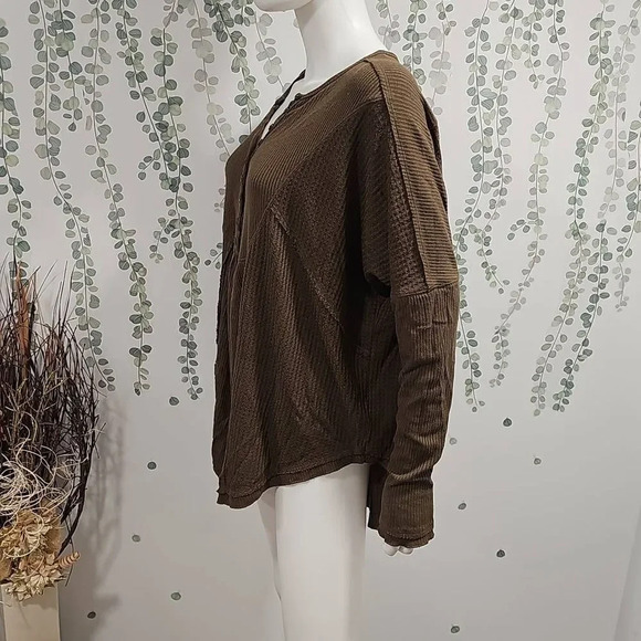 Free People LEO HENLEY TEE IN ARMY Sz S - Picture 6 of 11